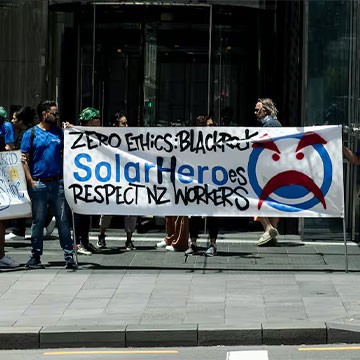 Na milliúin Dollar i bPá Dlite! Cuireann Cuideachta Fhótavoltach Eile Stop le Táirgeadh!